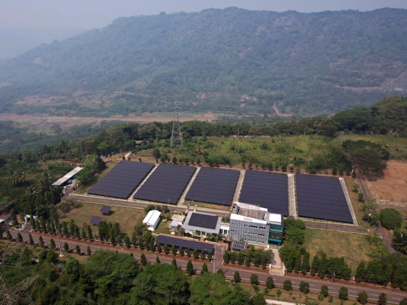 Proyek solar panel di Waduk Cirata.