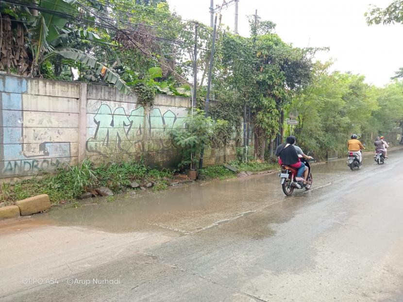 Proyek Tol Cijago bantah pemberitaan 30 motor jatuh karena ceceran tanah di Jalan Maruyung, Limo, Kota Depok, Sabtu (26/3/2022).