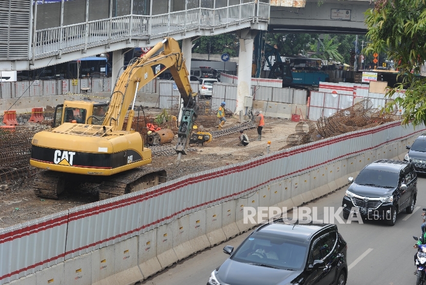 Proyek Underpass. Pekerja menyelesaikan proyek pembangunan underpass Mampang Prapatan- Kuningan Jakarta, Senin (01/10)