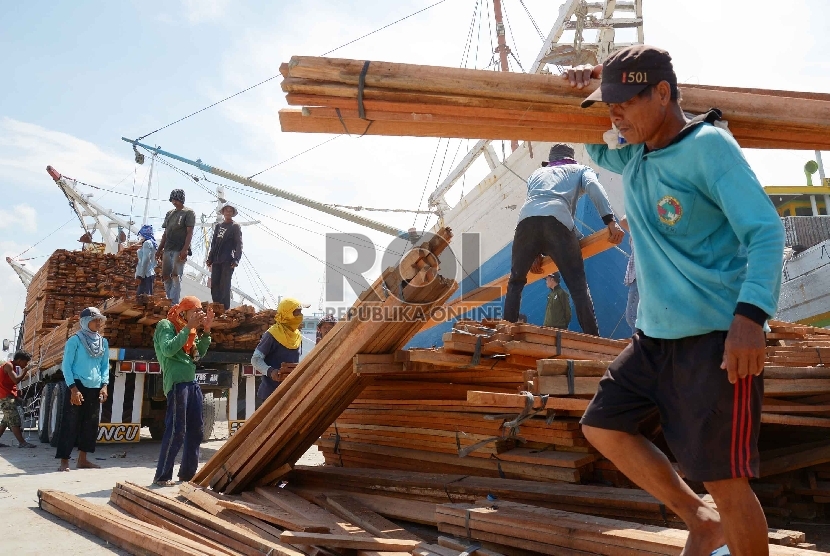 Ekspor Kayu dan Produk Kayu: Pekerja mengangkut kayu di Pelabuhan Sunda Kelapa, Jakarta Utara, Kamis (12/2). 
