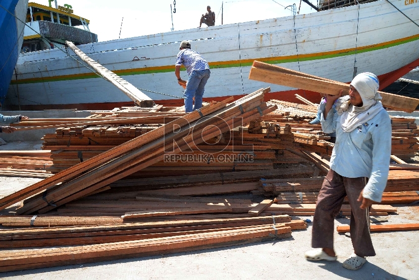 ProyeksiPekerja mengangkut kayu di Pelabuhan Sunda Kelapa, Jakarta Utara (foto ilustrasi). Ekspor kayu olahan Indonesia mengalami penurunan sepanjang 2019.