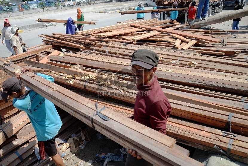 Proyeksi Ekspor Kayu dan Produk Kayu: Pekerja mengangkut kayu di Pelabuhan Sunda Kelapa, Jakarta Utara, Kamis (12/2). 
