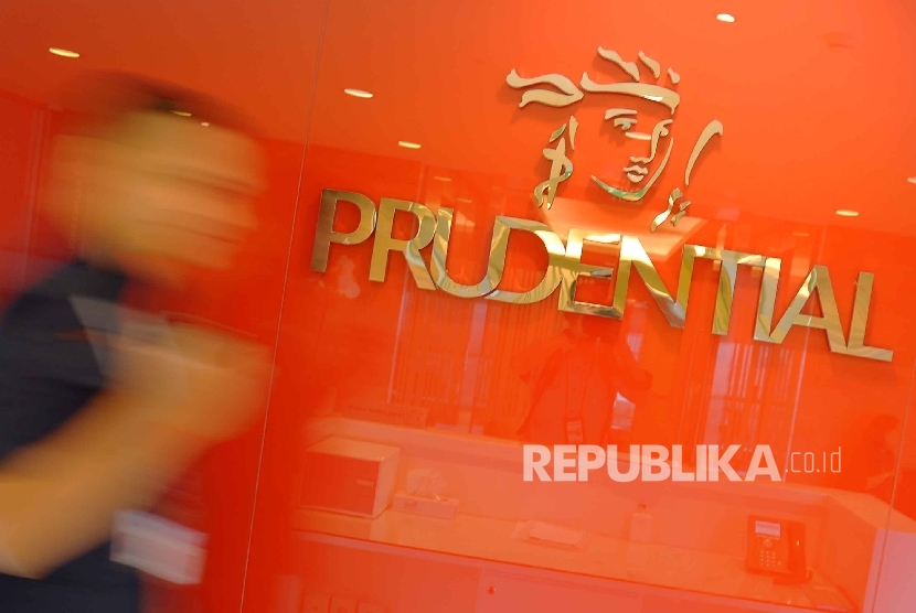 Petugas melintas logo Prudential di PRUsales Academy, Jakarta, 