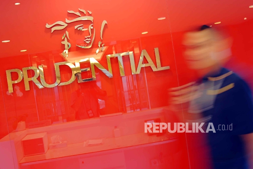 Petugas melintas logo Prudential di PRUsales Academy, Jakarta.