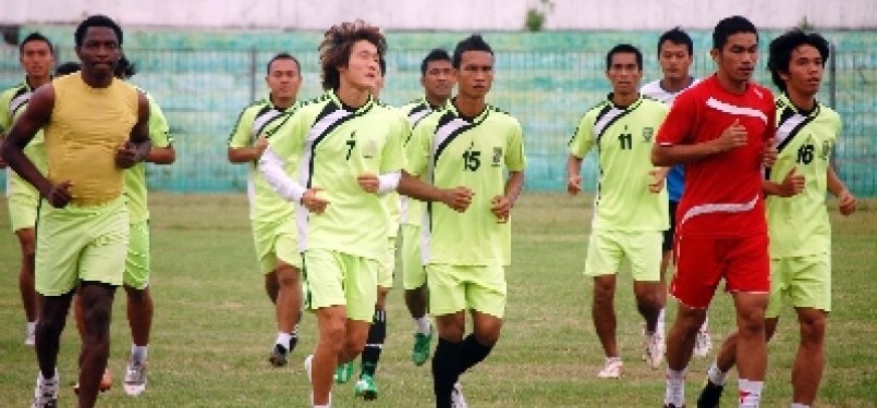 PS Bengkulu terpecah menjadi kubu ISL dan IPL. Skuad PS Bengkulu saat melakukan pemanasan jelang pertandingan putaran II Divisi Utama Liga Ti-Phone Indonesia di Lhokseumawe, Propinsi Aceh, Rabu (23/3).