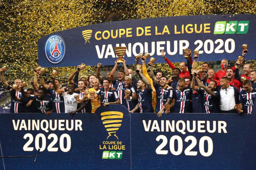 PSG merayakan keberhasilan meraih gelar juara Piala Liga Prancis 2020 di Paris, Sabtu (1/8).