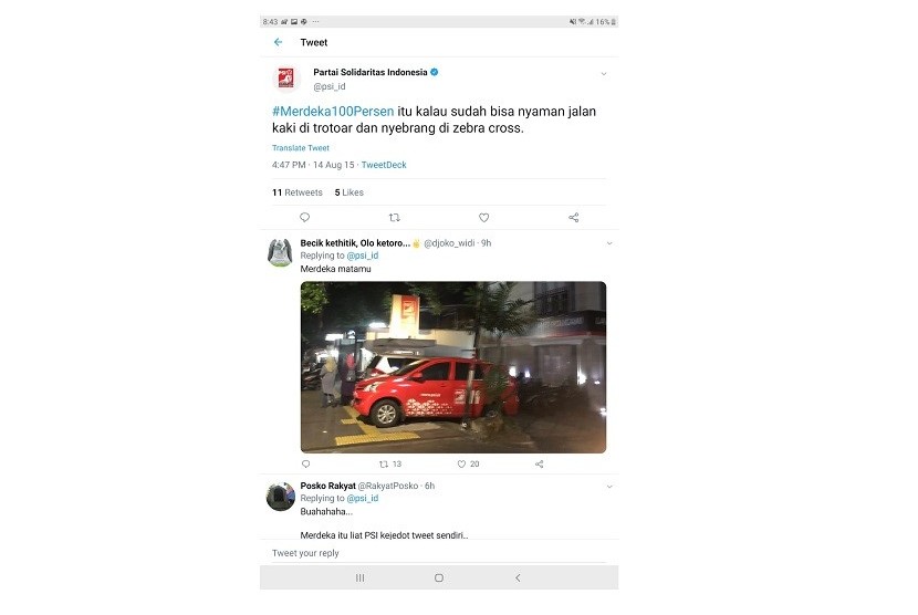 PSI dikritik karena menyerobot trotoar untuk parkir mobil.