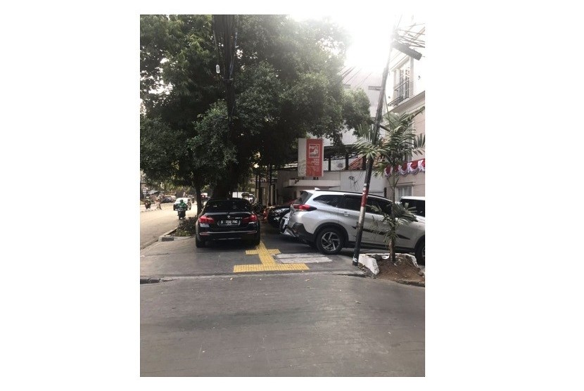 PSI dikritik karena menyerobot trotoar untuk parkir mobil