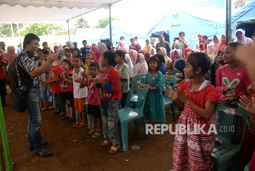 Psikolog anak Kak Seto mengajak pengungsi anak korban gempa bermain sambil menyanyi di pengungsian, Pidie jaya, NAD, Jumat (9/12).