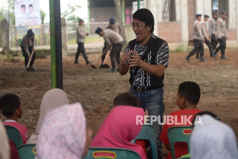 Psikolog anak Kak Seto mengajak pengungsi anak korban gempa bermain sambil menyanyi di pengungsian, Pidie jaya, NAD, Jumat (9/12). 