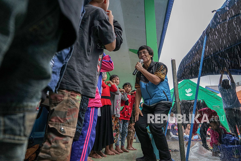 Psikolog anak Seto Mulyadi (tengah) atau Kak Seto, bermain bersama anak-anak korban gempa bumi di Pos Layanan Dukungan Psikososial Kemensos di Desa Sidakangen, Kalibening, Banjarnegara, Jawa Tengah, Senin (23/4).