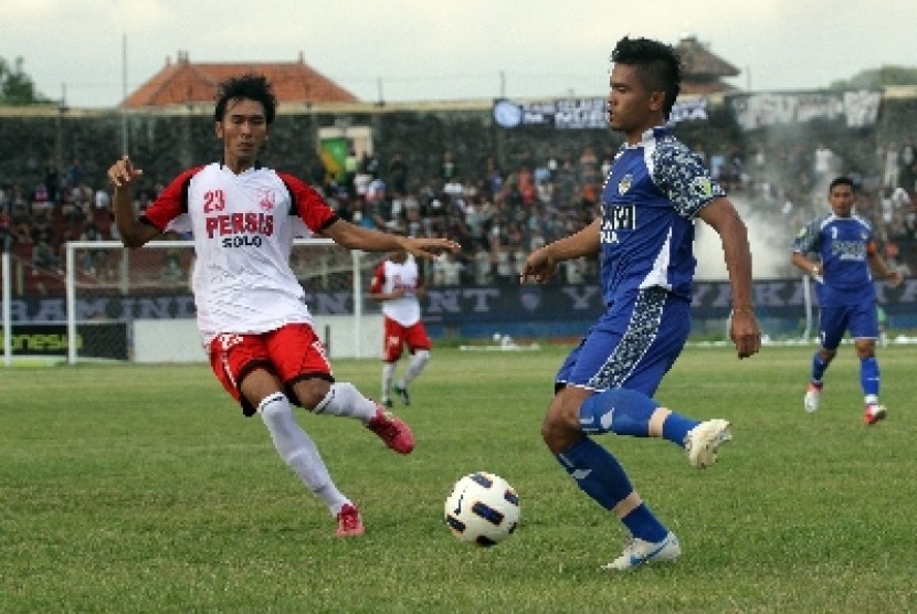 PSIM Yogyakarta, Agung Suprayogi (kanan) berebut bola dengan pesepakbola Persis Solo, Yogaspria Mirshadaq (kiri) pada pertandingan Divisi Utama Liga Indonesia di Stadion Mandala Krida Yogyakarta, Selasa (26/3).