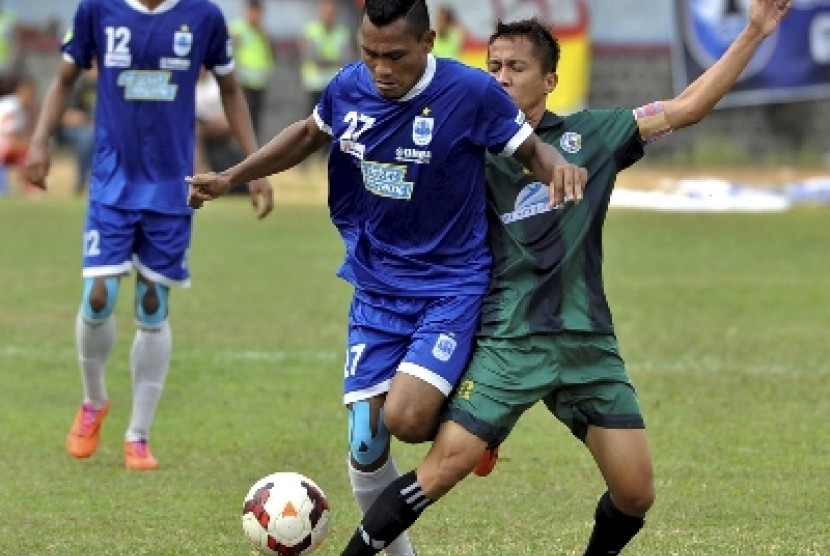 PSIS Semarang Safrudin Tahar (tengah) berupaya melewati hadangan pemain PSS Sleman Anang Hadi.