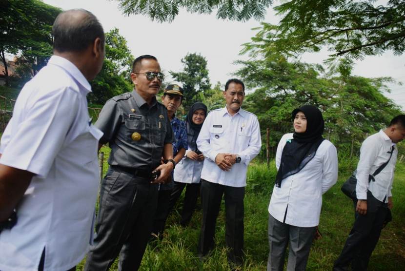Psj Walikota Bekasi antisipasi banjir dengan meninjau polder air di wilayah perbatasan Kota Bekasi dengan Kabupaten Bekasi, Selasa (6/3).