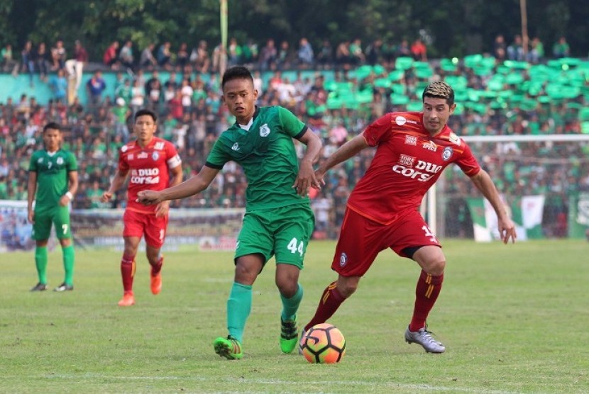 PSMS (hijau) dalam satu pertandingan persahabatan melawan Arema.