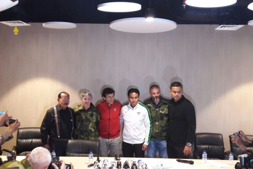 PSSI memperkenalkan tim kepelatihan tim nasional Indonesia yang dipimpin oleh Luis Milla (tengah) di kantor PSSI, Kamis (9/2).