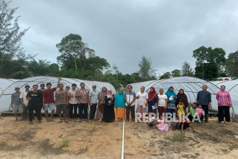 PSPP Universitas Muhammadiyah Jakarta mendampingin nelayan Kampak membangun rumah garam.