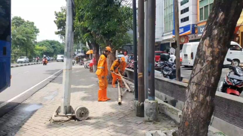 PSSU membersihkan alat peraga kampanye