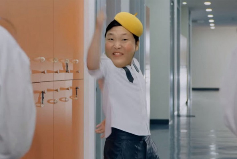 Psy dalam video musik Daddy.