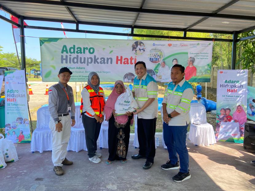 PT Adaro Energy Indonesia berbagi kebahagiaan dengan masyarakat kurang mampu melalui Program Sembako Keluarga Bersama Rumah Zakat.