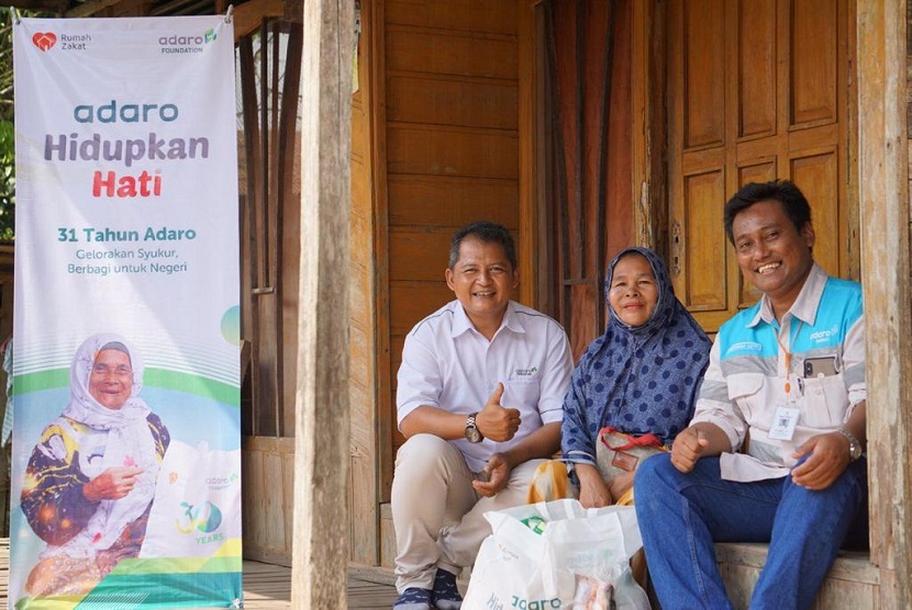 PT Adaro Energy Indonesia menyalurkan bantuan berupa 300 paket sembako untuk masyarakat yang ada di Kabupaten Balangan