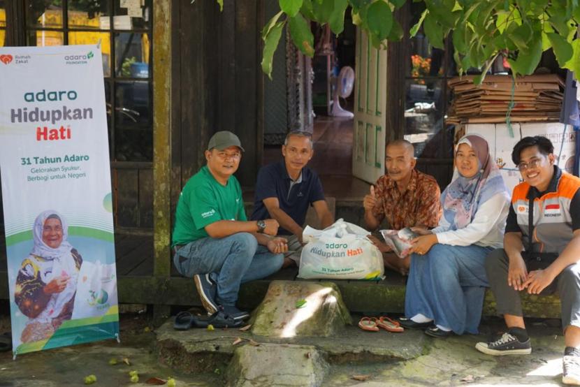 PT Adaro Energy Indonesia bersama Rumah Zakat menyalurkan bantuan sembako di Kalimantan Selatan.
