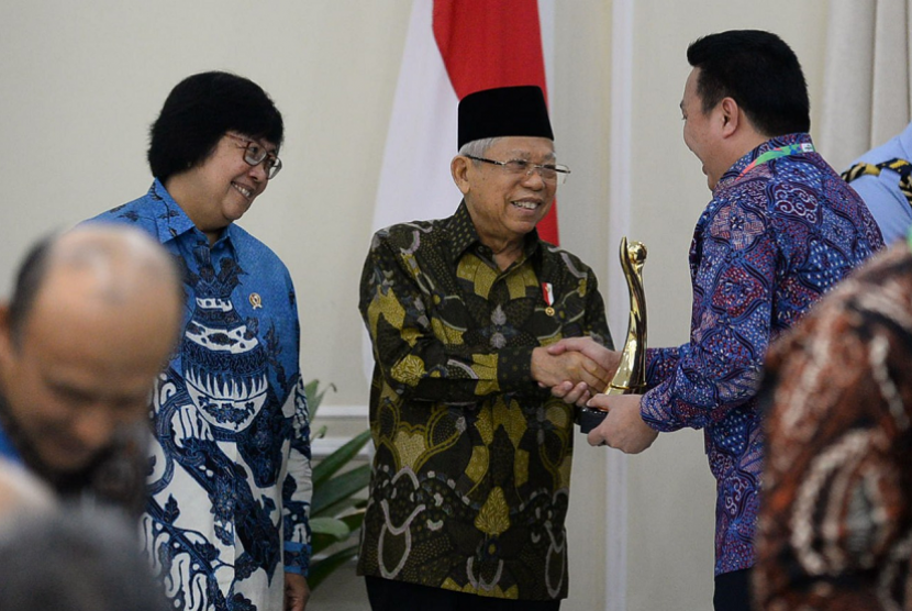 PT Adaro Indonesia menerima penghargaan program penilaian peringkat kinerja perusahaan dalam pengelolaan lingkungan atau PROPER 2019 dari Kementerian Lingkungan Hidup dan Kehutanan. 