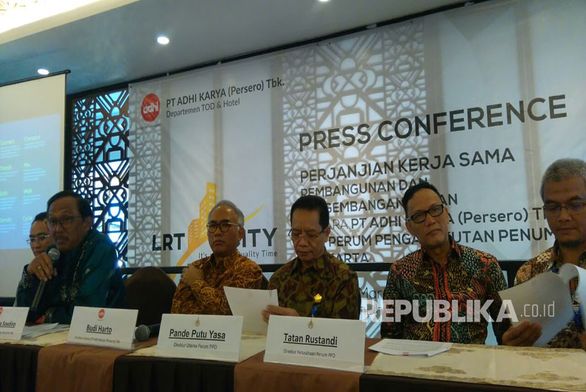 PT Adhi Karya menandatangani perjanjian kerjasama dengan Perum PPD, untuk pembangunan dan pengembangan lahan LRT City, di Hotel GranDhika Iskandarsyah, Jakarta, Rabu (22/3)