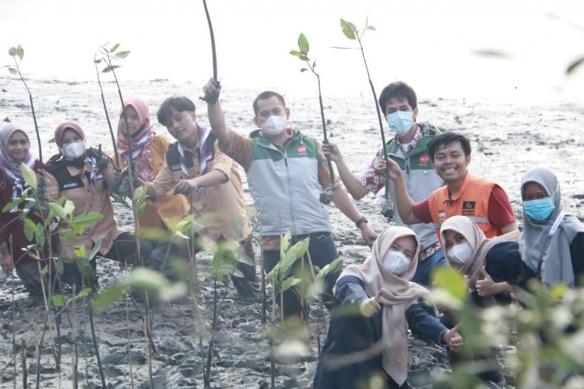 PT Adhi Karya (Persero) Tbk. menggandeng Laznas LMI menanam 10 ribu pohon mangrove. 