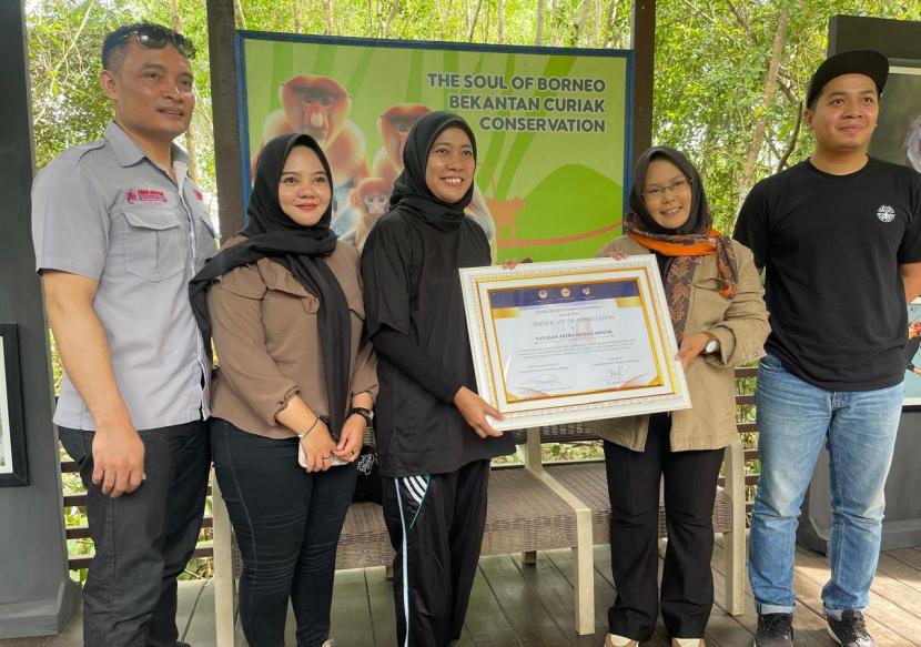 PT AHM dan Yayasan SBI bekerja sama dalam pelestarian mangrove di Stasiun Riset Bekantan, Pulau Curiuk, Kalimantan Selatan.