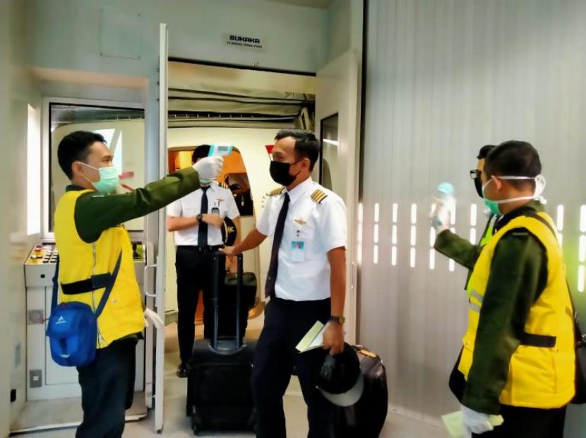  PT Angkasa Pura II (Persero) bersama seluruh stakeholder di Bandara Soekarno-Hatta memastikan prosedur upaya pencegahan penyebaran virus Corona (COVID-19) dijalankan sesuai ketentuan.   