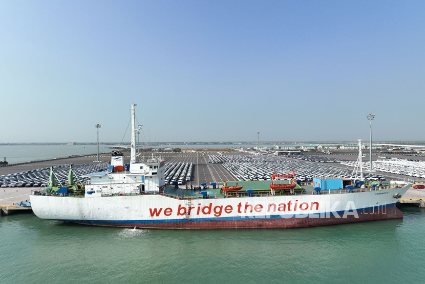 PT ASDP Indonesia Ferry (Persero) terus memperkuat perannya di sektor logistik nasional melalui anak usahanya, PT Jembatan Nusantara (JN). Hingga Juli 2025, JN tercatat telah melayani lebih dari 1,3 juta kendaraan dan 463 ribu penumpang di 19 lintasan penyeberangan strategis di berbagai wilayah Indonesia.