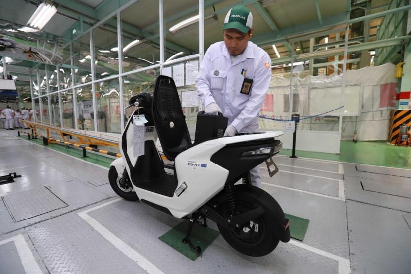 PT Astra Honda Motor (AHM) berkomitmen menghadirkan produk sepeda motor listrik dengan material dan layanan terbaik untuk konsumen Indonesia melalui kehadiran dua unit sepeda motor listrik.