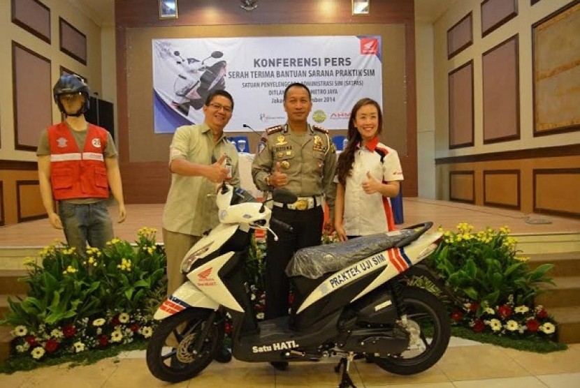 PT Astra Honda Motor memberikan bantuan motor untuk sarana uji praktik SIM