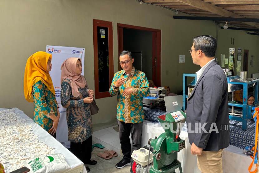 PT Asuransi BRI Life bersama BRI Research Institute meresmikan Rumah Produksi dan Pemasaran sebagai bagian dari program BRI Life Berbagi. Bersamaan dengan itu, dilakukan Pelatihan Peningkatan Literasi Keuangan dan Kapasitas Usaha bagi UMKM Monalisa yang berlokasi di Desa Gayamharjo, Kecamatan Prambanan, Kabupaten Sleman, Yogyakarta.