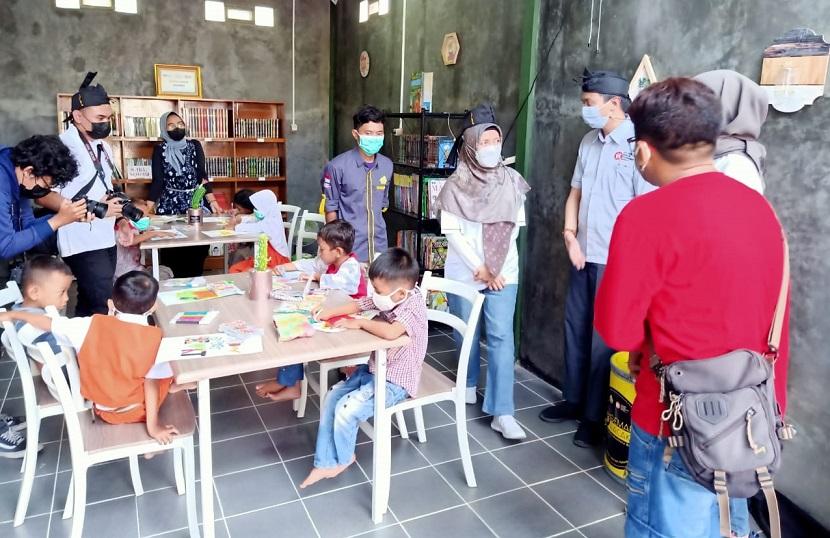 PT Asuransi Jasa Indonesia atau biasa dikenal sebagai Asuransi Jasindo bekerja sama dengan Yayasan Bangun Kecerdasan Bangsa (YBKB) membangun sebuah taman baca di Desa Cibadak, Kecamatan Banjarsari, Kabupaten Ciamis, Jawa Barat.
