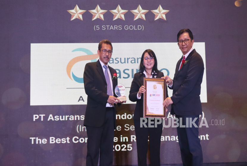 PT Asuransi Jasa Indonesia meraih tiga penghargaan sekaligus dalam ajang GRC & Leadership Award 2025.