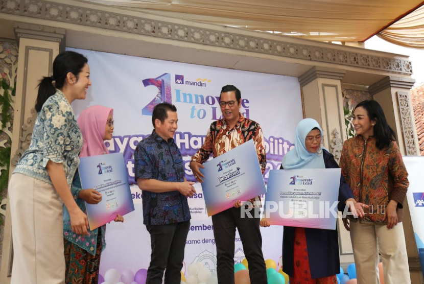 PT AXA Mandiri Financial Services (AXA Mandiri) menyerahkan donasi sebesar Rp 100 juta ke Sekolah Luar Biasa (SLB) B dan C Budi Daya, Jakarta Timur, sebagai beasiswa bantuan pendidikan untuk siswa berkebutuhan khusus.