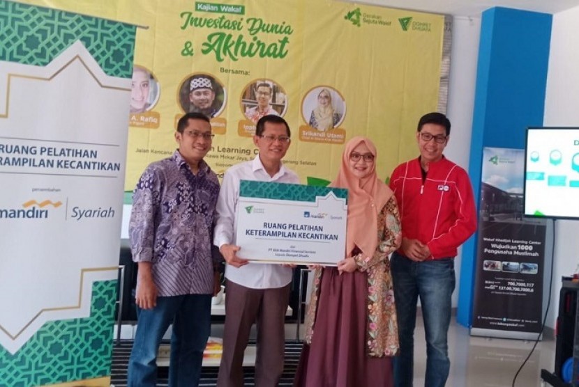 PT Axa Mandiri Financial Services Unit Syariah (Axa Mandiri Syariah) menyerahkan sebagian dana surplus underwriting ke Dompet Dhuafa di Khadijah Learning Center, Tangerang Selatan, Kamis (24/10).