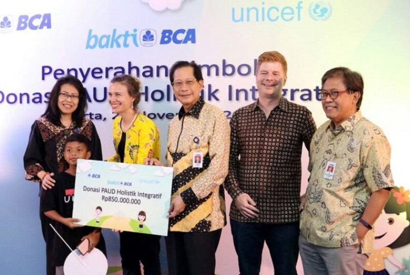 PT Bank Central Asia Tbk (BCA) menyerahkan donasi senilai Rp 850 juta untuk membiayai program PAUD HI di Papua.