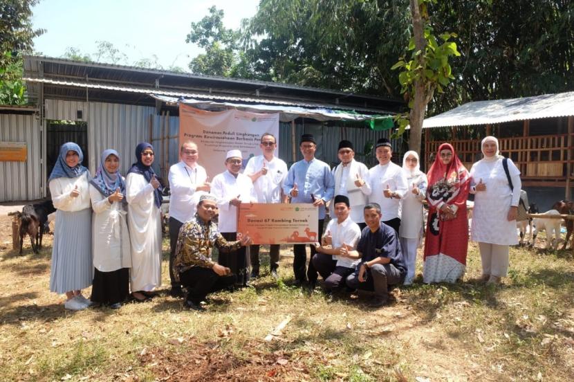 PT Bank Danamon Indonesia Tbk (Danamon) melalui Regional Jawa Tengah mendonasikan 67 kambing ternak sebagai dukungan Program Kewirausahaan Berbasis Pendidikan yang dirintis Pondok Pesantren Fadhlul Fadhlan Semarang.