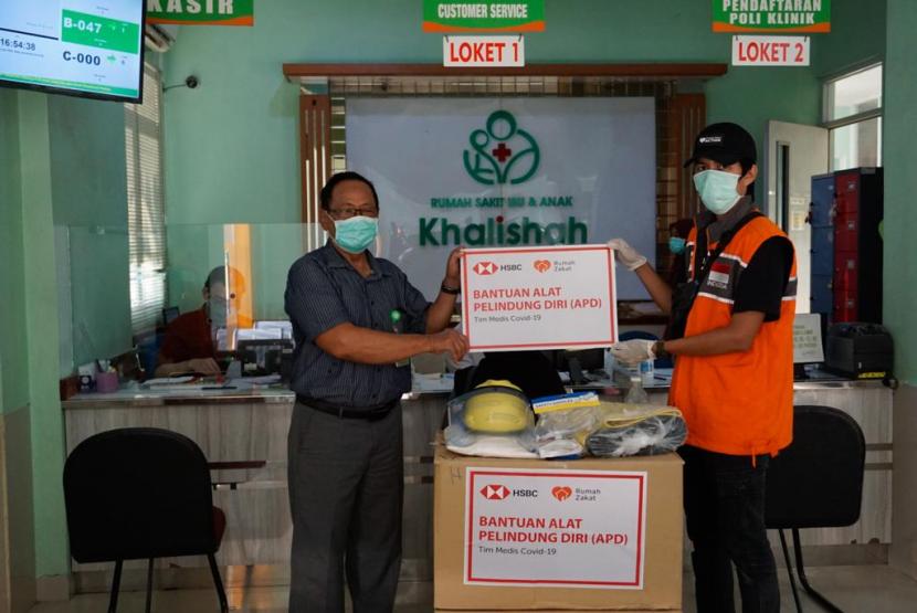 PT Bank HSBC Indonesia (HSBC Indonesia) menggandeng Rumah Zakat untuk mendistribusikan Alat Perlindungan Diri (APD) untuk tenaga medis di 35 rumah sakit dan paket sembako Bingkisan Keluarga Pra Sejahtera (BKP). 