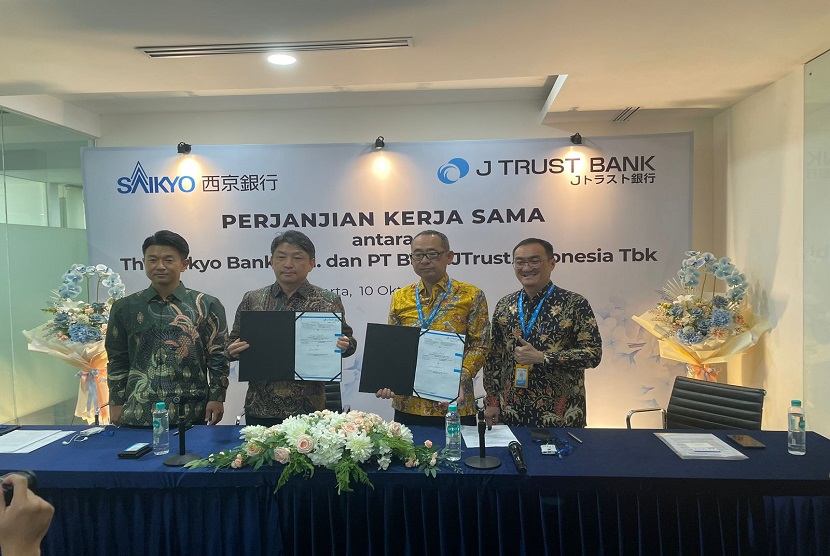 PT Bank J Trust Indonesia Tbk bekerja sama dengan Bank asal Jepang The Saikyo Bank untuk memfasilitasi bisnis lewat layanan perbankan. Dalam kerja sama ini, kedua bank tersebut membuka akses dan menghubungkan pelaku usaha Jepang dan Indonesia, sehingga dapat membantu pengembangan usaha keduanya di Indonesia.