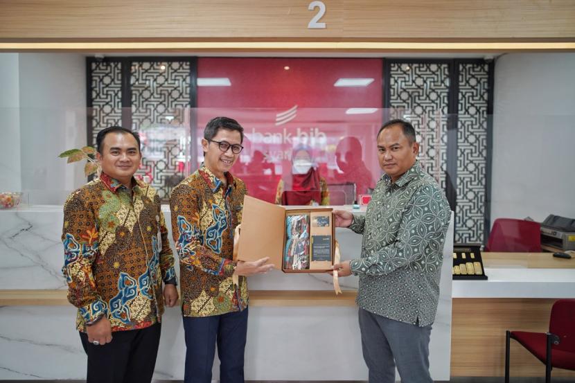 PT Bank Jabar Banten Syariah (bank bjb syariah) menyambut Hari Pelanggan Nasional dengan memberikan apresiasi dan layanan khusus kepada para nasabah yang melakukan transaksi di kantor bank bjb syariah. 