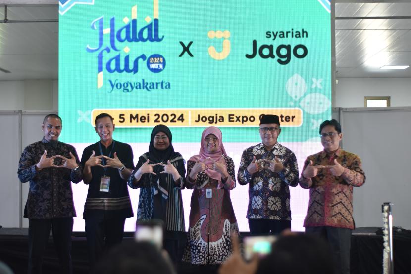 PT Bank Jago Tbk melalui unit usaha syariahnya (Jago Syariah) kembali mendukung pameran produk halal dan ekonomi syariah Halal Fair 2024 yang berlangsung di Yogyakarta pada 3-5 Mei 2024.