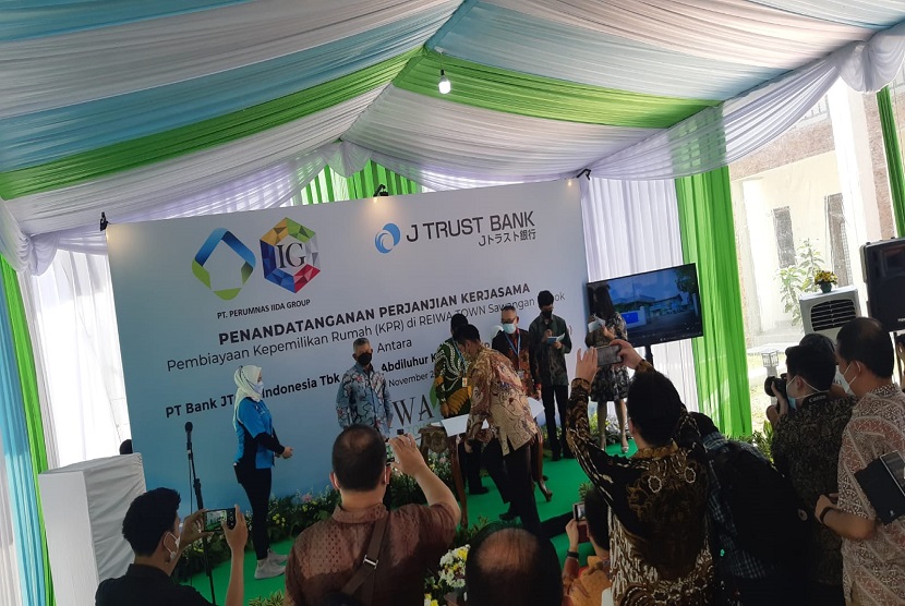 PT Bank JTrust Indonesia Tbk (JTrust Bank) melakukan penandatangan kerja sama dengan PT Abdiluhur Kawuloalit (ALKA), untuk pembiayaan kepemilikan perumahan kawasan hunian Reiwa Town di Sawangan, Depok.
