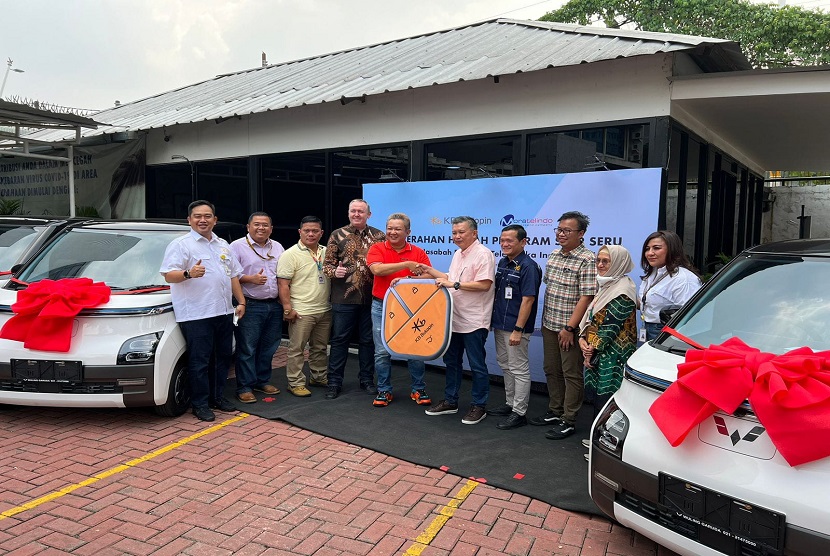 PT Bank KB Bukopin, Tbk menyerahkan hadiah secara langsung kepada salah satu nasabah, PT Mora Telematika Indonesia Tbk berupa 3 unit mobil listrik Wuling Air EV dan 1 unit mobil listrik Hyundai IONIQ 5. 