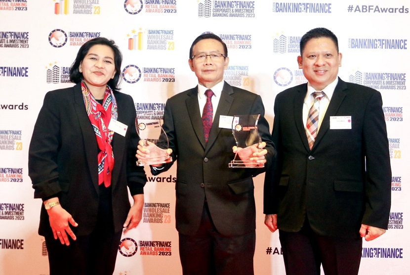 PT Bank Mandiri (Persero) Tbk berkomitmen untuk memperkokoh peran sebagai agen pembangunan lewat serangkaian optimalisasi dan inovasi layanan. Berkat komitmen yang berkesinambungan ini, Bank Mandiri berhasil mendulang penghargaan di ajang Asian Banking & Finance (ABF) Retail Banking Awards 2023 yang digelar di Singapura, Selasa (25/7/2023). 