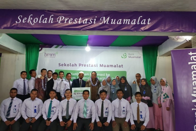 PT Bank Muamalat Indonesia Tbk. (Bank Muamalat) bersama Baitulmaal Muamalat (BMM) mengalokasikan dana sebesar Rp 816 juta untuk beasiswa dan operasional kepada As-Salam Islamic Solidarity School, Jantho, Provinsi Aceh, Jumat (30/11). 
