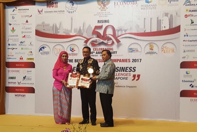 PT Bank Muamalat Indonesia, Tbk. (Bank Muamalat) mendapatkan tiga penghargaan dari Majalah Economic Review dan Perbanas Institute, Rabu (23/8).